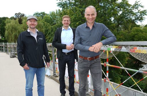 Brückenbauer Volker Maute von der Stadt Albstadt mit Christian Kulas und Stephan Gießer von Solidian. Foto: Kistner