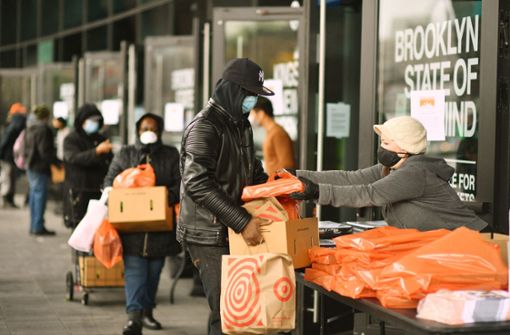Die Pandemie bringt auch wirtschaftliche Not. Vielerorts, wie hier in Brooklyn, werden Nahrungsmittel ausgegeben. Foto: AFP/Angela Weiss