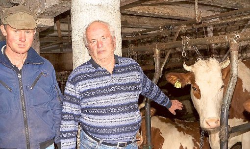 Manfred Knörle und Heinrich Weisser (von links) können nach dem Fallen der Quote so viel Milch erzeugen, wie sie wollen. Wie sich der Preis entwickelt, bleibt ungewiss.   Foto: Schlenker
