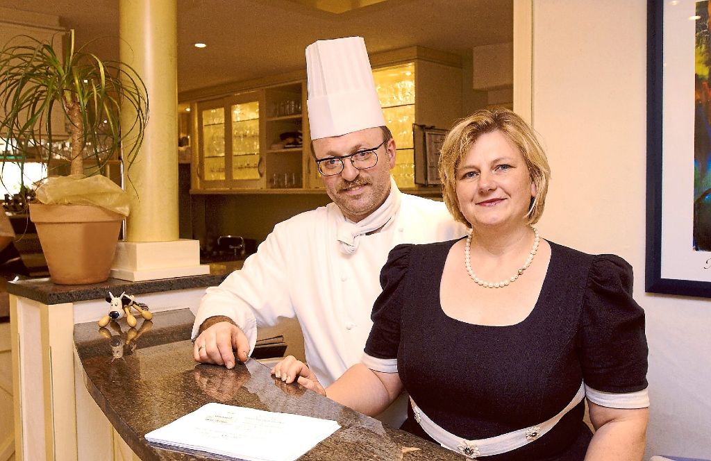 Andrea und Xaver Wolfsteiner in ihrem Rößle in Fürstenberg. Hotel und Gasthof werden ab dem 1. Januar 2018 von einer auf Gastronomie spezialisierten Betreibergesellschaft geführt.  Foto: Sigwart