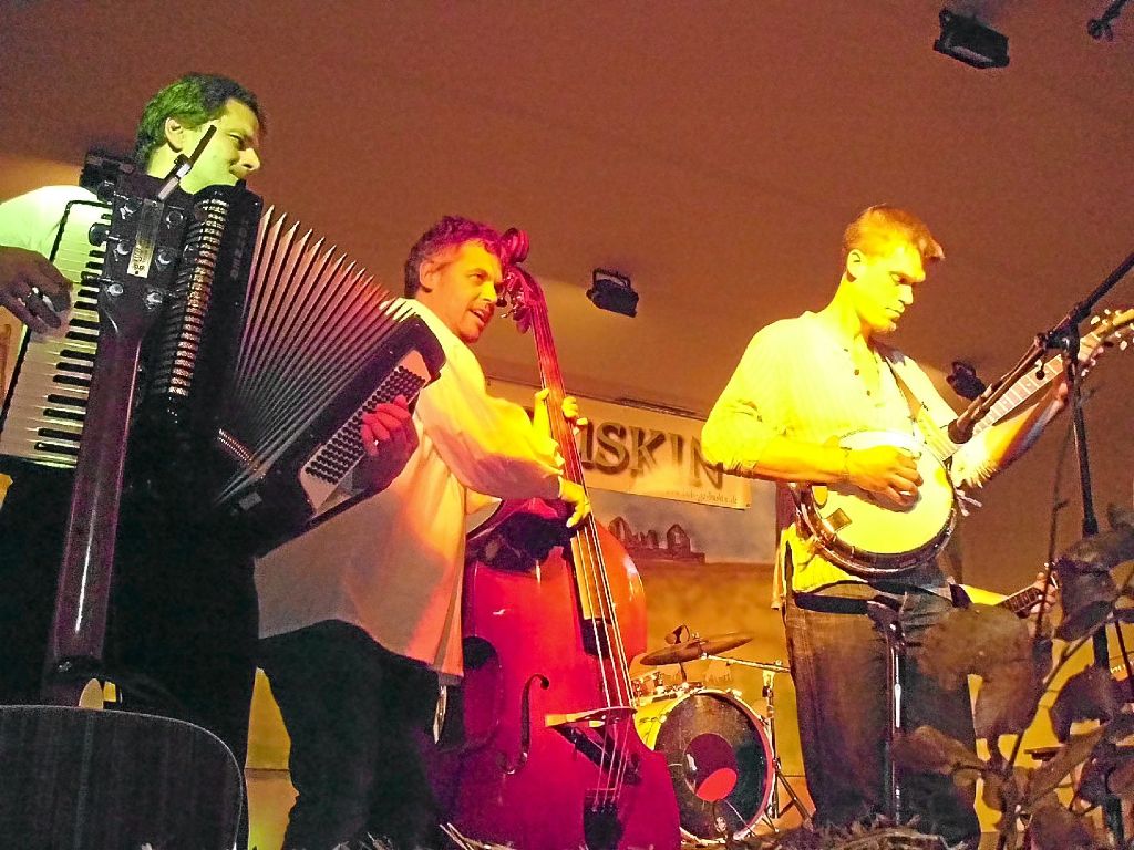 Die Folk-Band Lads Go Buskin sorgte für Stimmung in der Melchinger Festhalle. Foto: Barth Foto: Schwarzwälder-Bote