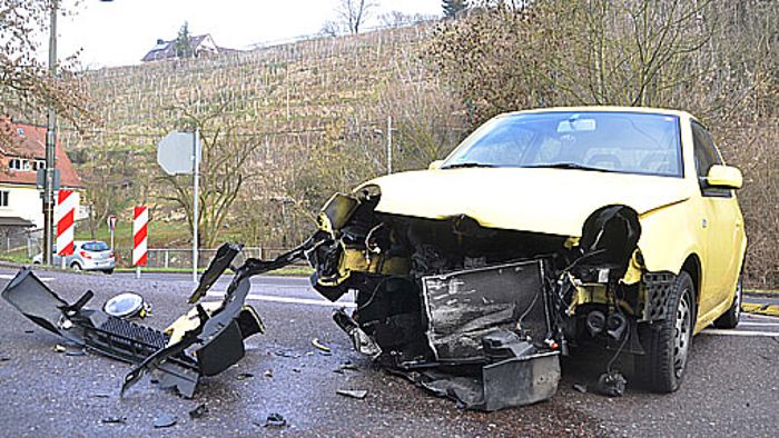 Vorfahrtsunfall: Autos Schrott