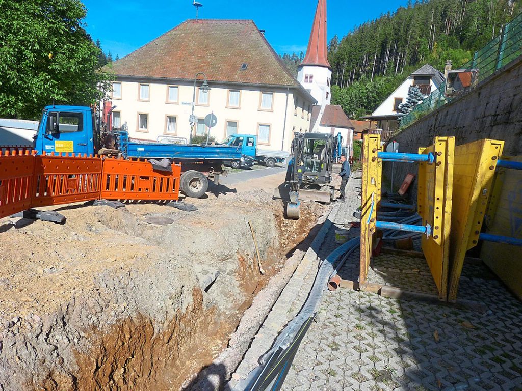 Behinderungen im Dorf sind auch derzeit nicht zu umgehen,  aktuell sind Kanalsanierungen an der Einfahrt Klostertraße im Gange. Foto: Dold