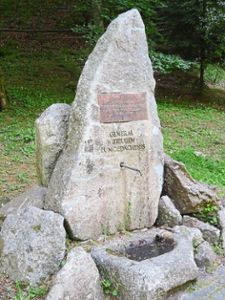 Der Steubenbrunnen im Kurpark erinnert an die Wildbad-Besuche des vor 290 Jahren geborenen Baron Friedrich Wilhelm von Steuben.Foto: Bechtle Foto: Schwarzwälder Bote