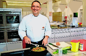 Food-Designer Bernd Hartenberger weiß, wie eine gute Bolognese schmecken muss. Er schreibt das Rezept für die industrielle Produktion der Würzmischung. Foto: Maggi