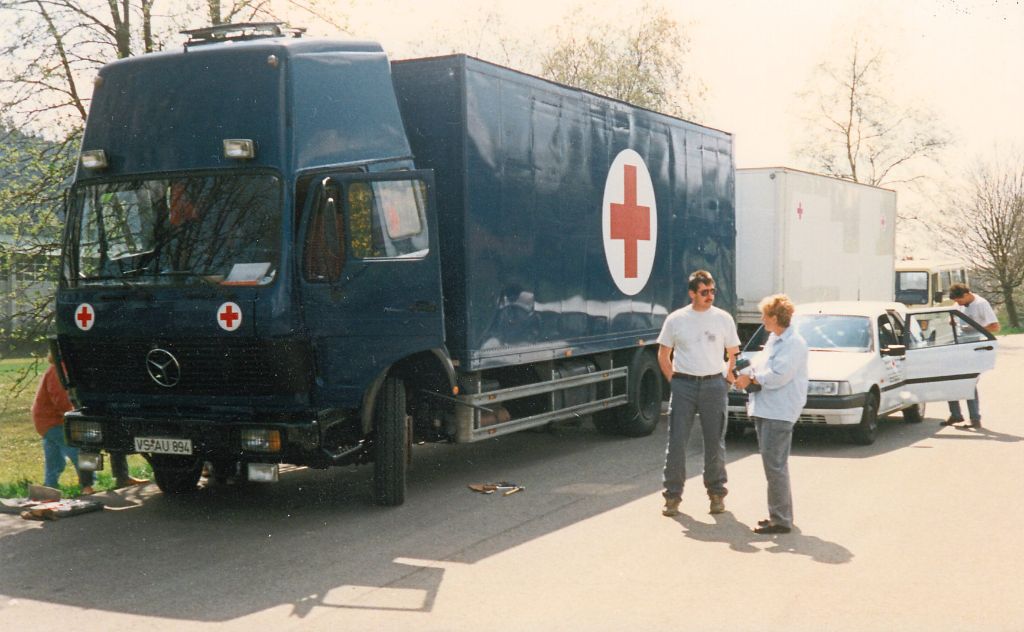 Mit einer Ladung von über zwölf Tonnen an Hilfsgütern im Wert von umgerechnet 18 000 Euro fuhr der Triberger Rot-Kreuz-Lastkraftwagen im Mai 1997 nach Budapest. Auch diesen 14. Transport begleiteten Ursula und Jürgen Lippold.    Foto: Archiv Lippold