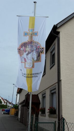 Die Fahne Heilig Blut Verehrung in Weingarten flattert    im Wind. Foto: Privat Foto: Schwarzwälder Bote