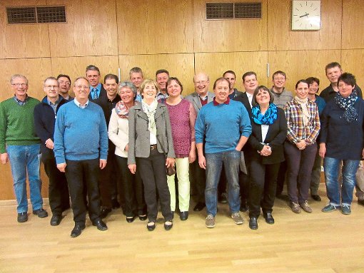Der neugewählte Pfarrgemeinderat der Seelsorgeeinheit Villingen stellt sich mit Pfarrer Josef Fischer (Vierter von links) zum Gruppenbild.  Foto: Preiser