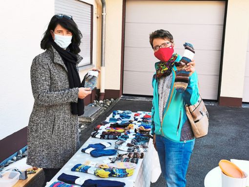 Ulrike Böhlefeld (links) verkauft schon die  Socken des Akkordeon-Spielrings.Foto: Schimkat Foto: Schwarzwälder Bote