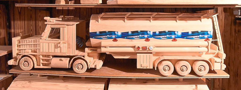 Abseits der Norm: Modell eines Tankzugs mit rundem Tankaus dem Fuhrpark von Fritz Wahr Energie.