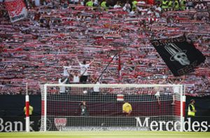 Nicht nur die Fans in der Cannstatter Kurve bleiben dem VfB Stuttgart in großer Zahl treu. Foto: Pressefoto Baumann/Julia Rahn