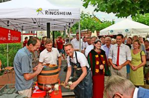 Bürgermeister Pascal Weber (Dritter von links) gab mit dem Fassanstich den Startschuss zum dreitägigen Wein- und Gassenfest in der Ringsheimer Ortsmitte. Foto: Decoux