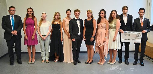 Die Preisträger der Beruflichen Gymnasien Oberndorf-Sulz mit Michael Schmid von der Kreissparkasse Sulz. Foto: ah