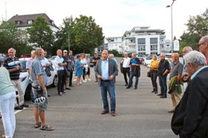 Bürgermeister Christian Ruf (Mitte) gibt auf dem Parkplatz Zentrum den  Startschuss für die zweieinhalbstündige Besichtigungstour.Fotos: Schulz Foto: Schwarzwälder Bote