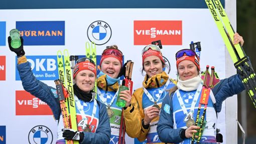 Sie strahlen: Janina Hettich-Walz, Selina Grotian, Vanessa Voigt und Sophia Schneider (von links) freuen sich über ihr Staffel-Bronze. Foto: Hendrik Schmidt/dpa