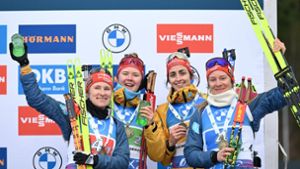 Sie strahlen: Janina Hettich-Walz, Selina Grotian, Vanessa Voigt und Sophia Schneider (von links) freuen sich über ihr Staffel-Bronze. Foto: Hendrik Schmidt/dpa