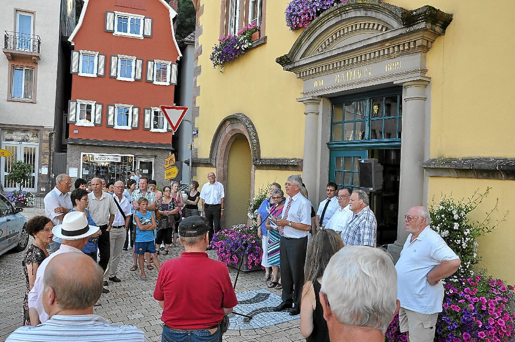 Das klare Ergebnis ist vor dem Hornberger Rathaus verkündet worden – am Mikrofon Bürgermeister Siegfried Scheffold. Foto: Adler