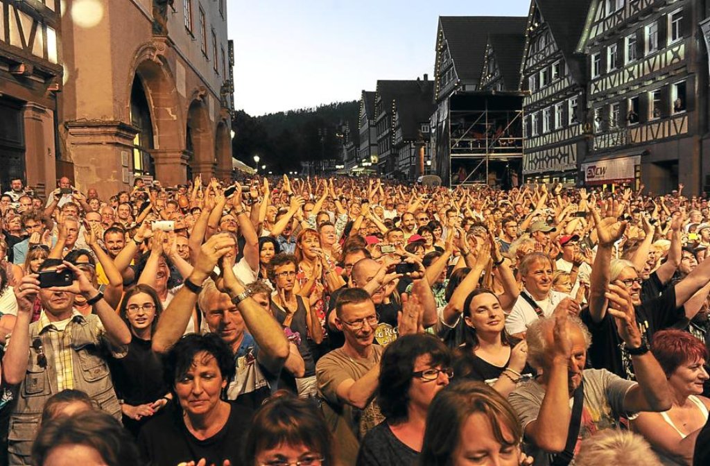 Rund 3000 Fans jubelten in Calw Status Quo und ihrem Sänger Francis Rossi zu.