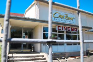 Noch ist der Zugang zum Cinebaar-Kino in Donaueschingen durch ein Eisentor versperrt, doch es gibt eine Perspektive und schon bald sollen Filmfreunde dort wieder auf ihre Kosten kommen. Foto: Singler