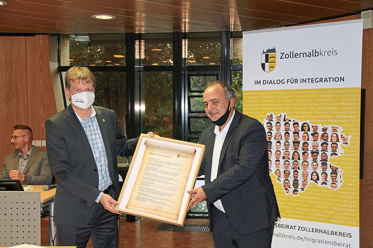 Günther-Martin Pauli (links) erhält von  Georgios Mpouras    die  Charta der Gemeinsamkeiten überreicht. Fotos: Haug Foto: Schwarzwälder Bote