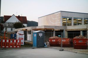 Die Wände des Anbaus an der Turn- und Festhalle stehen, im Inneren laufen derzeit die Abrissarbeiten. Foto: Müller