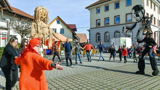 Eine Eröffnung der besonderen Art bot das Theater Baden Alsace mit seinen überlebensgroßen Figuren. Foto: Baublies
