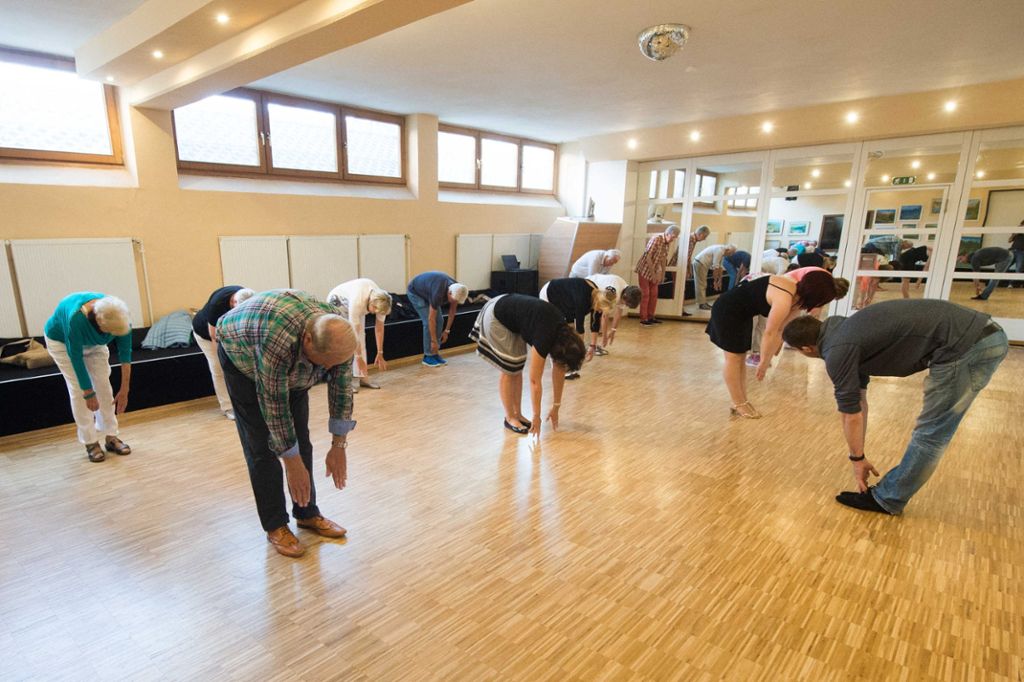 An Parkinson Erkrankte tanzen am 27.09.2016 in Regensburg (Bayern). Wer an Parkinson erkrankt ist, kann das kaum verstecken. Wissenschaftler schicken Betroffene nun auf die Tanzfläche oder in die Turnhalle.