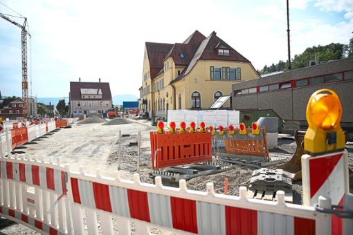 Die Bauarbeiten für de neuen Bahnhofsvorplatz laufen. Neben das Relaisgebäude kommt die neue WC-Anlage. Foto: Maier