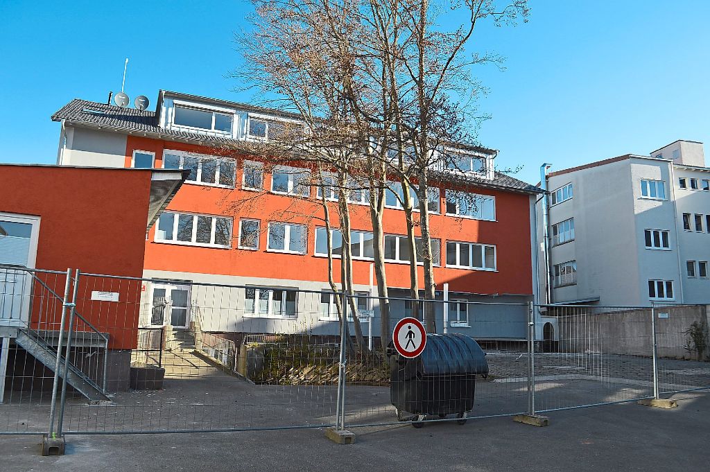 Kein Zugang für Passanten: Das neue Heim in der Schubertstraße ist auf Seite der Gewerbestraße abgesperrt. Fotos: Kratt