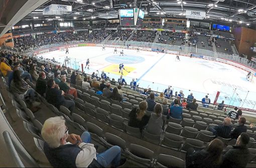 Endlich wieder Eishockey, endlich wieder ein Bully in der Helios-Arena. Doch in den ersten beiden Heimspielen der Wild Wings blieben in der Schwenninger Eishalle viele Ränge leer. Foto: Eibner