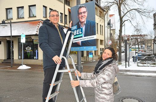 Auf der Leiter: Auch Iris und Dirk Abel mit Team haben am Montag ebenfalls begonnen, Wahlplakate aufzuhängen. Foto: Dick