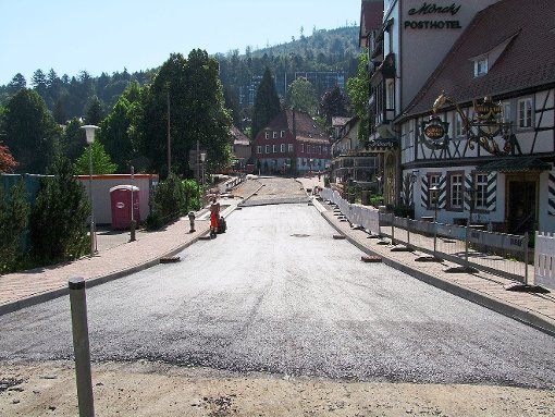 Wegen der Abdichtungsprobleme bei der Gaisbachbrücke dauerten die Arbeiten an der Dobler Straße länger. Nächste Woche wird  sie fertiggestellt.  Foto: Kugel