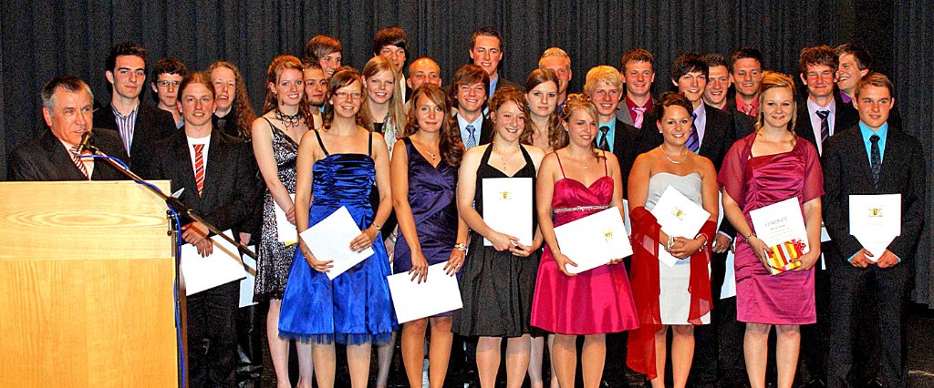 Zum letzten Mal hat Oswin Angst (links) den Meßstetter Abiturienten bei der Abschlussfeier ihre Zeugnisse überreicht. Fotos: Franke Foto: Schwarzwälder-Bote