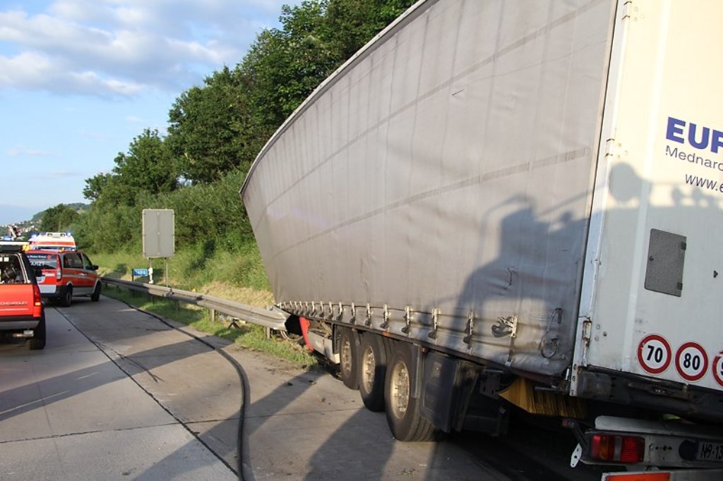 Auf der Autobahn 8 auf Höhe von Weilheim/Teck (Kreis Esslingen) haben sich am Freitag gleich zwei Unfälle mit Lkw ereignet. Bei einem entstand Sachschaden in Höhe von 120.000 Euro, berichtet die Polizei.