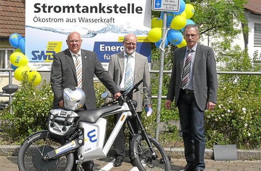 OB Helmut Reitemann ist begeistert: Harald Eppler und Harald Schäfer übergeben zur Wiedereröffnung der Stromtankstelle beim »Lindle« ein ­E-Bike. Foto: Ungureanu