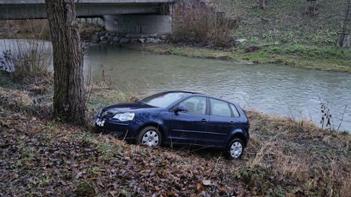 Beim Wenden rutschte der VW auf dem Weg Beim Mühltor rückwärts in die Böschung der Eyach. Foto: Marschal