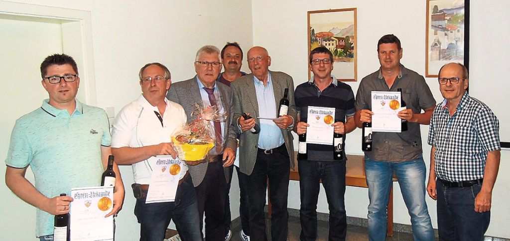 Die geehrten Mitglieder von der Spvgg Bad Teinach-Zavelstein sind stolz auf ihre langjährige Treue zum Verein. Foto: Verein Foto: Schwarzwälder Bote