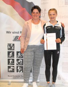 Sandra Öhler mit ihrer Mutter Marlis Öhler bei der Siegerehrung in Köln Foto: Schwarzwälder Bote
