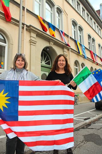Ina Schweizer (links) und Viola Röder freuen sich auf das Fest der Nationen in der Schwenninger Volkshochschule. Foto: Pohl Foto: Schwarzwälder Bote