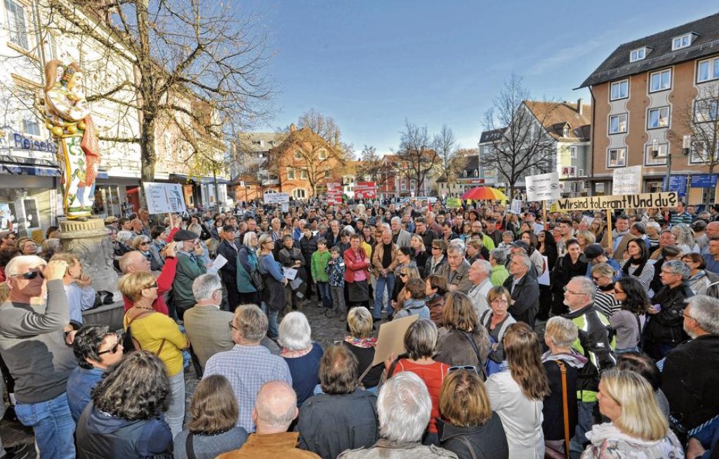 Donaueschingen ist bunt und tolerant: Rund 300 Menschen haben an der Mahnwache für die Weltoffenheit der Baar-Stadt teilgenommen. Anlass war die zeitgleiche Kundgebung des regionalen Pegida-Nachfolgers.