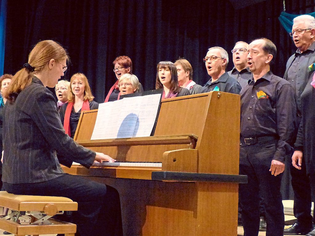 Der Gesangverein Schönenbach tritt mit Dirigentin Beatrix Scherer vor das Publikum.
