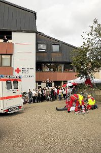 Der Rettungsdienst zeigte vor dem Rotkreuzzentrum auch beeindruckende Schauübungen. Foto: Frütel