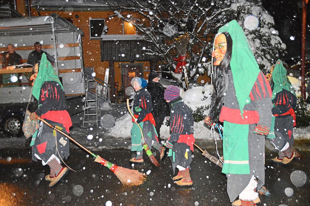Wie bestellt  fängt es zum Beginn des Nachtumzugs der Heinstetter  Boscha-Hexa an zu schneien. Fotos: Lissy