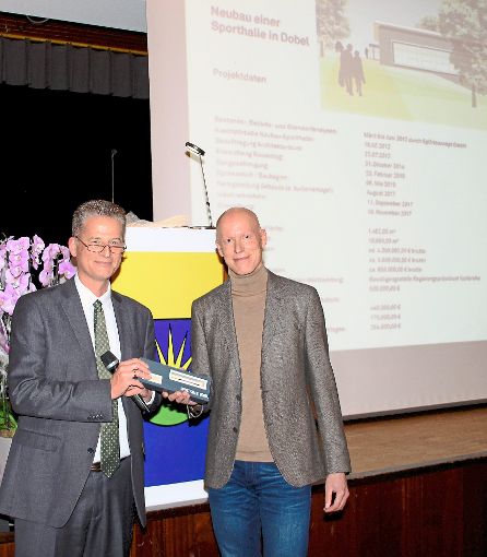 Michael Weindel übergab Bürgermeister Christoph Schaack (links) den symbolischen Sporthallenschlüssel. Foto: Gegenheimer Foto: Schwarzwälder-Bote