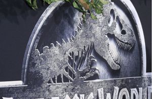 Wenn Knochen zu neuem Leben erwachen: Dieses Filmplakat machte 2015 Werbung für die Weltpremiere des Films „Jurassic World“. 2022 soll die Fortsetzung „Jurassic World: Dominion“ folgen. Foto: dpa/Nina Prommer