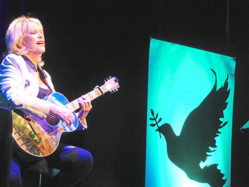 Gitarre spielende, singende, liberal denkende, radikale Feministin: Lisa Fitz in der Alten Seminarturnhalle.Foto: Zabota Foto: Schwarzwälder Bote