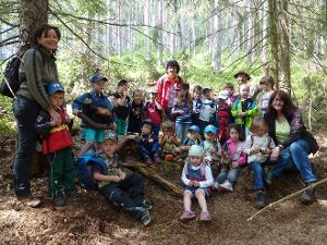 Die Kinder des Geschwister-Heine-Kindergartens sind einmal im Monat im Wald unterwegs.  Foto: Kindergarten Foto: Schwarzwälder-Bote
