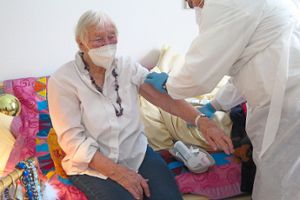 Die 91-Jährige Hannelore Schöne erhielt am 14. Januar im Fürstlich Fürstenbergischen Altenpflegeheim Hüfingen die erste Corona-Impfung. Foto: FF-Altenpflegeheim