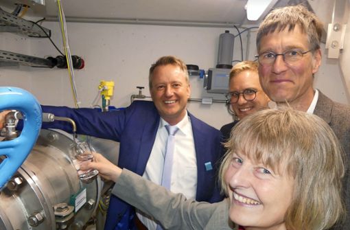 Die Bürgermeister Pascal Weber (von links), Kai-Achim Klare und Jochen Paleit freuten sich gemeinsam mit Ingenieurin Annegret Rieck über die Eröffnung des neuen Tiefbrunnens Kappel II. Foto: Köhler