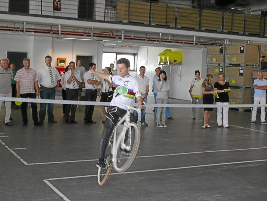 Weltklasse bei Blickle: Kunstrad-Weltmeister David Schnabel zeigt in einer der Hallen sein Können.